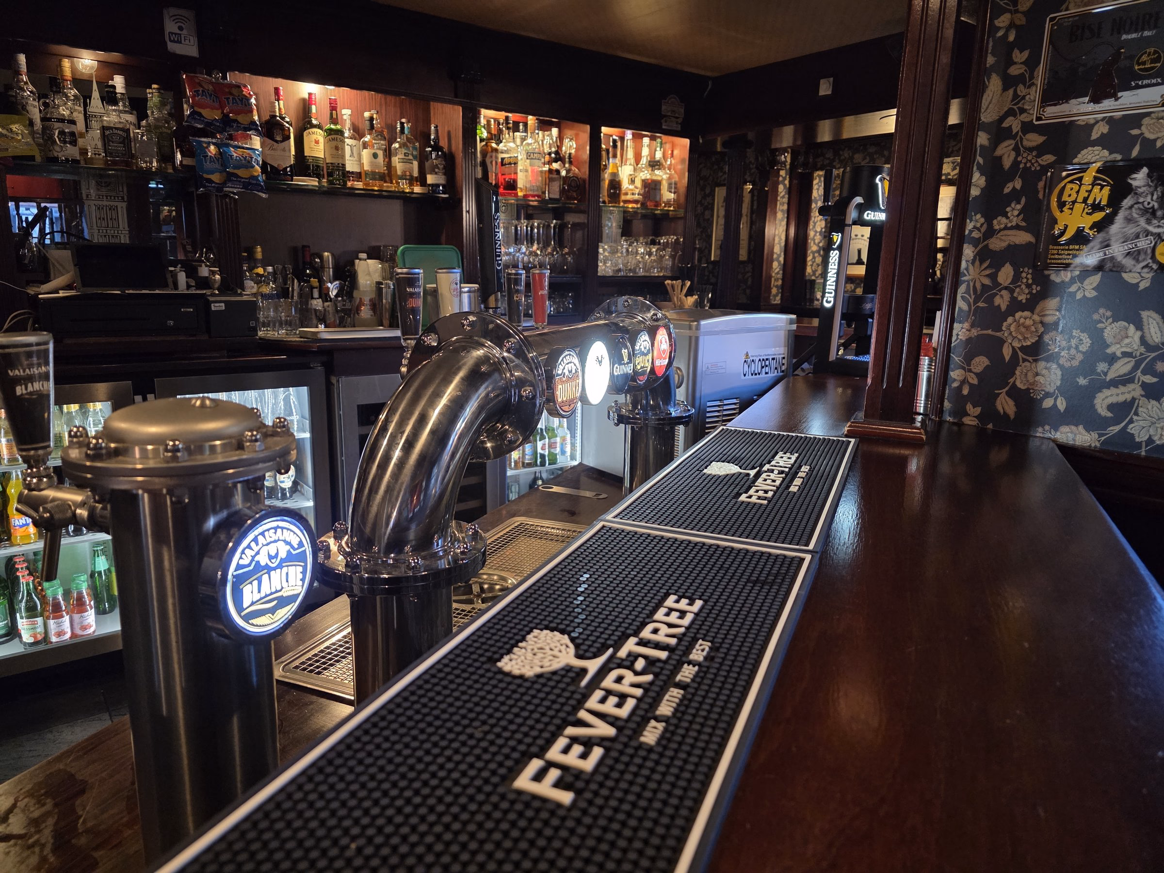 Die Bar von der Seite, Zapfhähne und Gläser.
