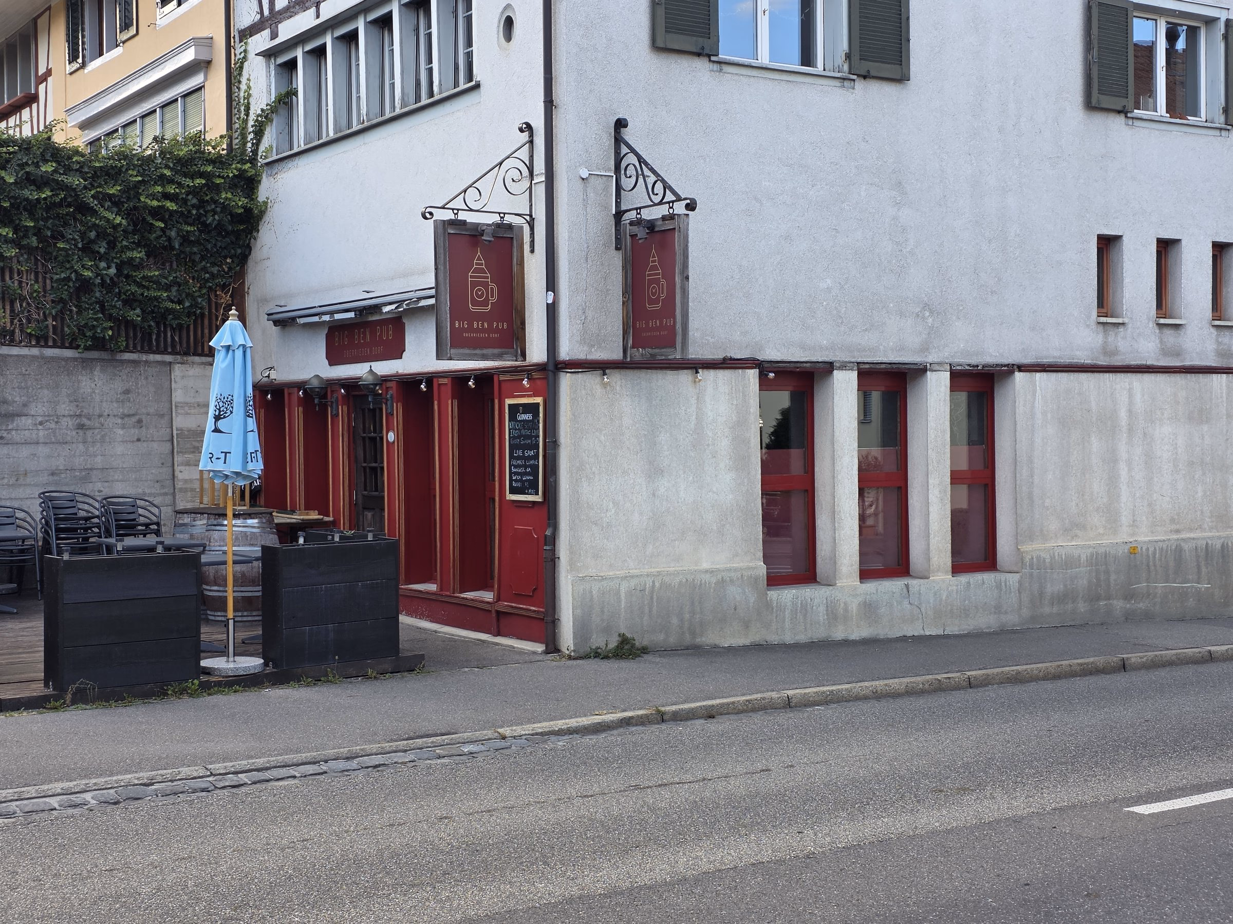 Der Pub von der Alten Landstrasse aus gesehen.