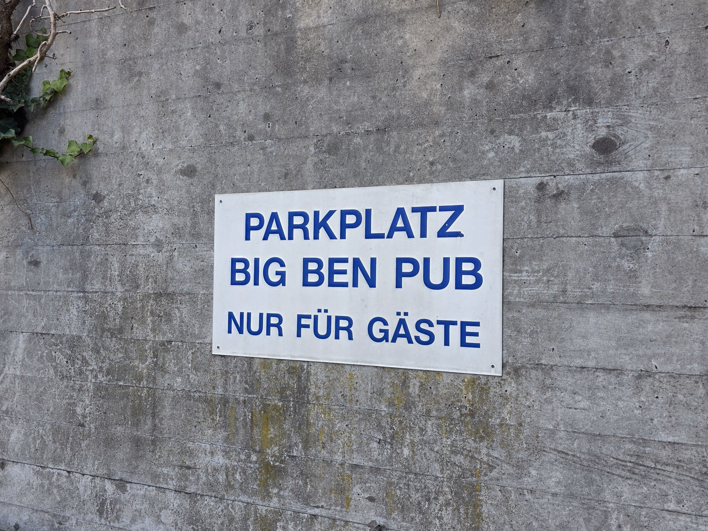 Ein Schild mit der Aufschrift Parkplatz Big Ben Pub, nur für Gäste.