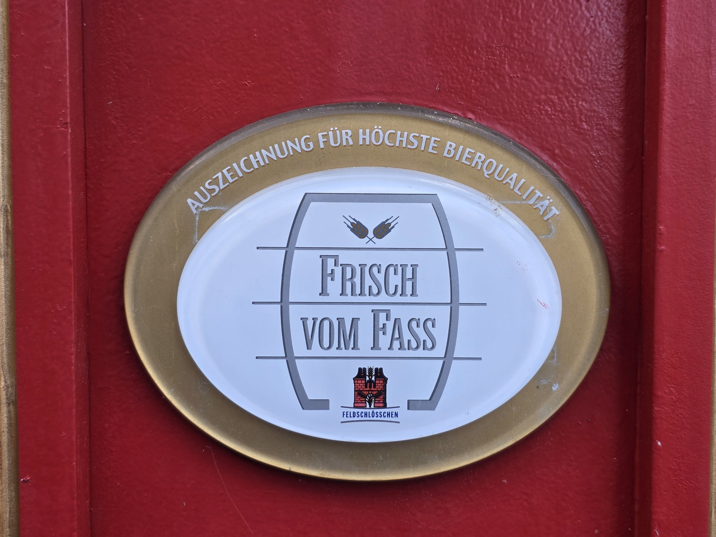Die Plakette Frisch vom Fass an der Tür.