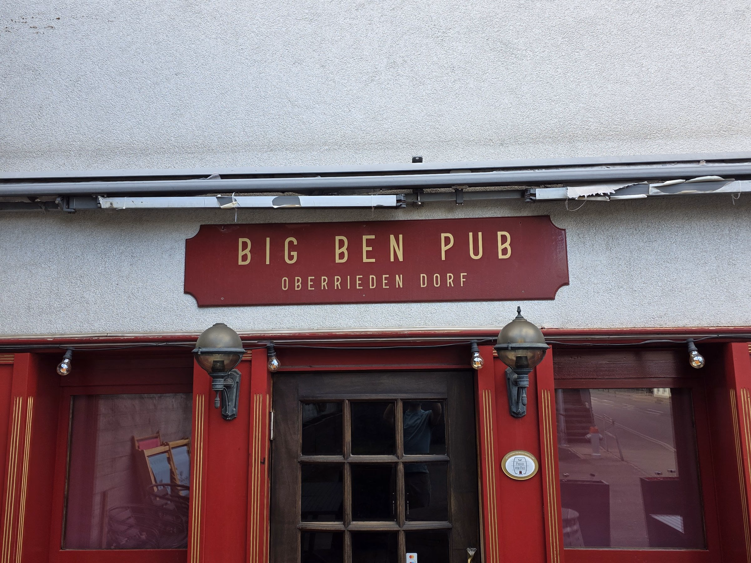 Das Big Ben Pub Schild über dem Eingang.