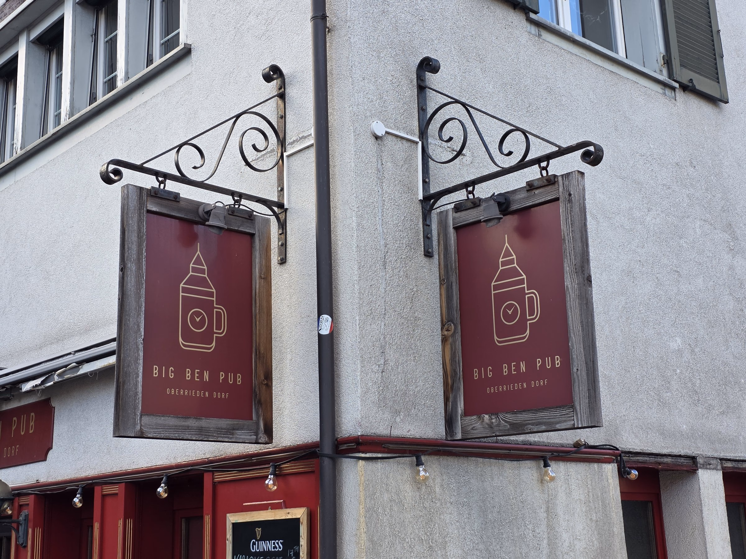 Ein Big Ben Pub Schild an einem Ausleger.